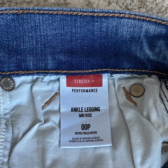 •EXPRESS• NWT Mid-Rise Distressed Cropped Ankle Jeans - Picture 12 of 13